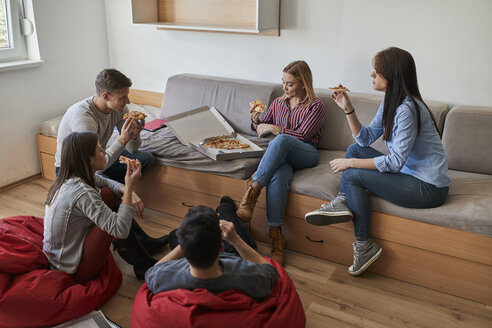 Gruppe von Studenten in einem Schlafsaal, die gemeinsam Pizza essen - ZEDF01094