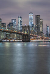 USA, New York City, Manhattan, Brooklyn, Stadtbild mit Brooklyn Bridge bei Nacht - RPSF00117