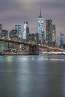 USA, New York City, Manhattan, Brooklyn, Stadtbild mit Brooklyn Bridge bei Nacht - RPSF00117