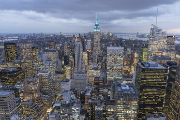 USA, New York City, Manhattan, Stadtbild von der Aussichtsplattform Top of the Rock aus gesehen - RPSF00119