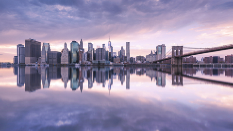 USA, New York City, Manhattan, Brooklyn, Stadtbild mit Brooklyn Bridge, lizenzfreies Stockfoto