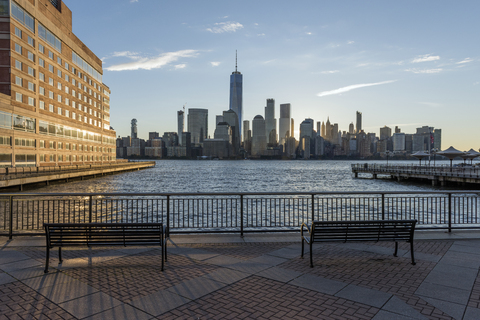 USA, New York City, Manhattan, New Jersey, Stadtbild bei Sonnenuntergang, lizenzfreies Stockfoto