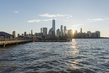 USA, New York City, Manhattan, New Jersey, Stadtbild bei Sonnenuntergang - RPSF00133