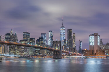 USA, New York City, Manhattan, Brooklyn, Stadtbild mit Brooklyn Bridge bei Nacht - RPSF00138