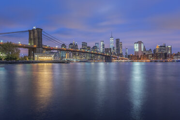 USA, New York City, Manhattan, Brooklyn, Stadtbild mit Brooklyn Bridge bei Nacht - RPSF00139