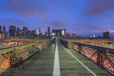 USA, New York City, Brooklyn Bridge bei Nacht - RPSF00144