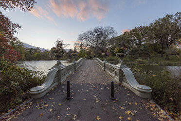 USA, New York City, Manhattan, Brücke im Central Park - RPSF00156