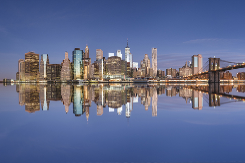 USA, New York City, Manhattan, Brooklyn, Stadtbild mit Brooklyn Bridge, lizenzfreies Stockfoto