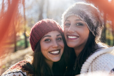 Selfie von zwei glücklichen hübschen Frauen in einem herbstlichen Wald - MGOF03716