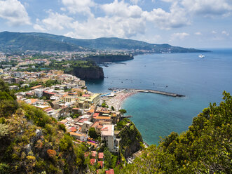 Italy, Campania, Naples, Gulf of Naples, Sorrento, View of cliff coast Meta di Sorrento - AMF05597