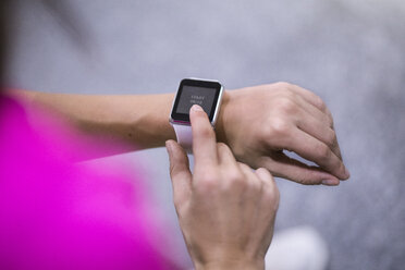 Nahaufnahme einer weiblichen Hand, die eine Smartwatch überprüft - SBOF00984
