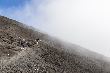 La Réunion, Nationalpark La Réunion, Schildvulkan Piton de la Fournaise, Touristin wandert zum Krater - FOF09652