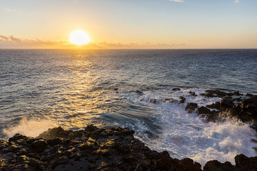 La Réunion, Westküste, Felsenküste bei Souffleur bei Sonnenuntergang - FOF09657