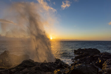 La Réunion, Westküste, Felsenküste bei Souffleur, Wasserfontäne bei Sonnenuntergang - FOF09659