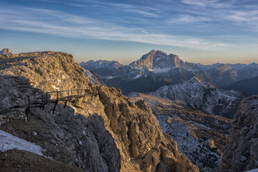 Italien, Venetien, Dolomiten, Lagazuoi und Civetta bei Sonnenuntergang - LOMF00686