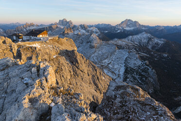 Italien, Venetien, Dolomiten, Pelmo und Civetta im Abendlicht - LOMF00687