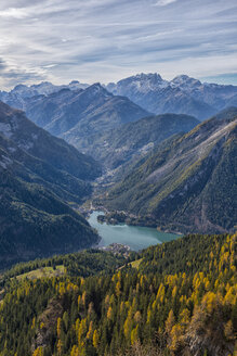 Italien, Venetien, Dolomiten, Alleghe-See von Fertazza aus - LOMF00688