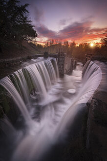 Spanien, Palencia, Canal de Castilla, Wasserfall, Langzeitbelichtung des Wasserfalls bei Sonnenuntergang - DHCF00171