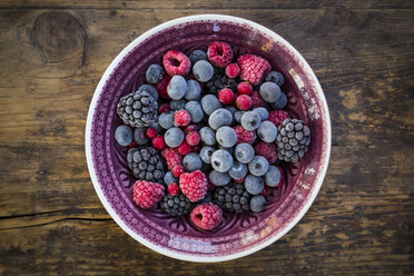 Bowl of deep frozen red currents, rapsberries and blackberries - LVF06594