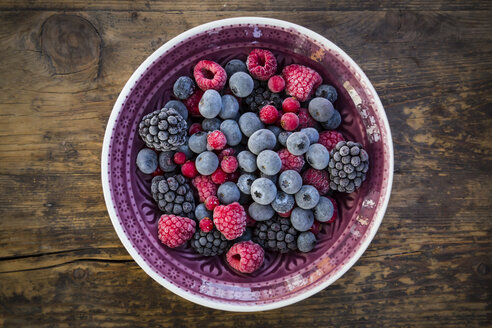 Schale mit tiefgekühlten roten Johannisbeeren, Rapsbeeren und Brombeeren - LVF06594