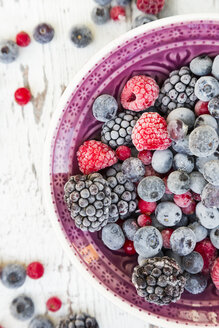 Schale mit tiefgekühlten roten Johannisbeeren, Rapsbeeren und Brombeeren - LVF06596