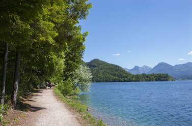 Österreich, Salzkammergut, Salzburger Land, Sankt Gilgen, Wolfgangsee, Wanderer auf der Uferpromenade - WWF04129