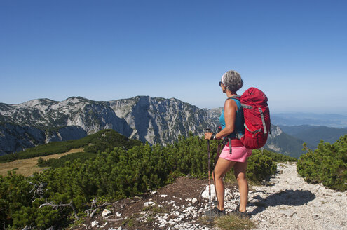 Austria, Salzkammergut, Eben lake, Feuerkogel, View of Langbathsee lake, Hoellen mountains, female hiker - WWF04133