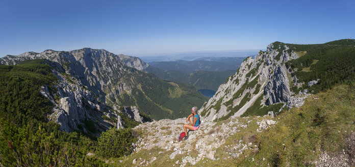 Austria, Salzkammergut, Eben lake, Feuerkogel, Langbathsee lake, Hoellen mountains, female hiker - WWF04134