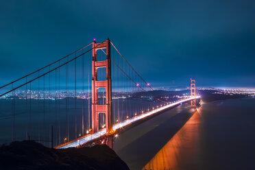 USA, Kalifornien, San Francisco, Golden Gate Bridge bei Nacht - WVF00888