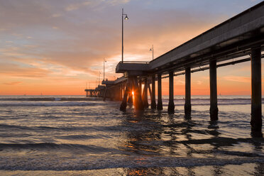 USA, Kalifornien, Los Angeles, Venice Beach, Venice Beach Pier bei Sonnenuntergang - WVF00889