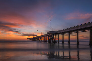 USA, Kalifornien, Los Angeles, Venice Beach, Venice Beach Pier bei Sonnenuntergang - WVF00890