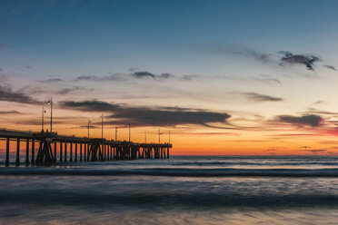 USA, Kalifornien, Los Angeles, Venice Beach, Venice Beach Pier bei Sonnenuntergang - WVF00891