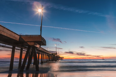 USA, Kalifornien, Los Angeles, Venice Beach, Venice Beach Pier bei Sonnenuntergang - WVF00892