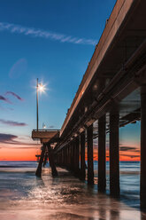 USA, Kalifornien, Los Angeles, Venice Beach, Venice Beach Pier bei Sonnenuntergang - WVF00893