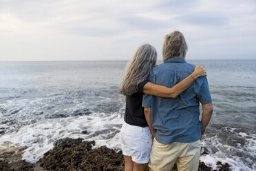 Älteres Paar mit Blick auf das Meer, Rückansicht - SBOF01050
