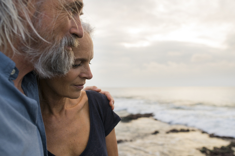 Porträt eines hübschen älteren Paares am Meer, lizenzfreies Stockfoto