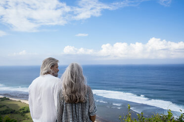 Älteres Paar mit Blick auf das Meer, Rückansicht - SBOF01057