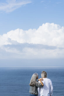 Älteres Paar mit Blick auf das Meer, Rückansicht - SBOF01059