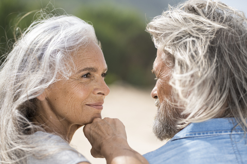 Schöne ältere Frau, die ihren Mann anlächelt, lizenzfreies Stockfoto