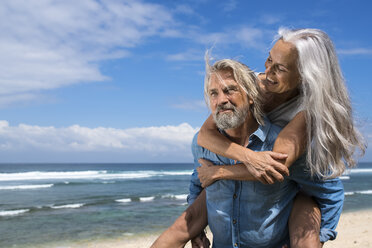 Hübsches älteres Paar hat Spaß am Strand - SBOF01080