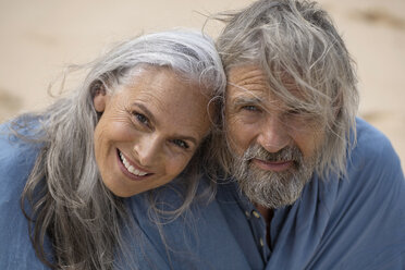 Porträt eines hübschen älteren Paares am Meer - SBOF01086