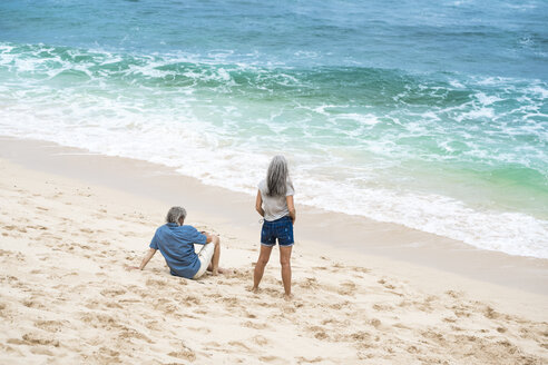 Älteres Paar am Strand mit Blick auf das Meer - SBOF01101