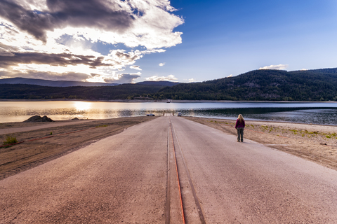 Kanada, Britisch-Kolumbien, Arrow Lake, Frau wartet am Liegeplatz, lizenzfreies Stockfoto