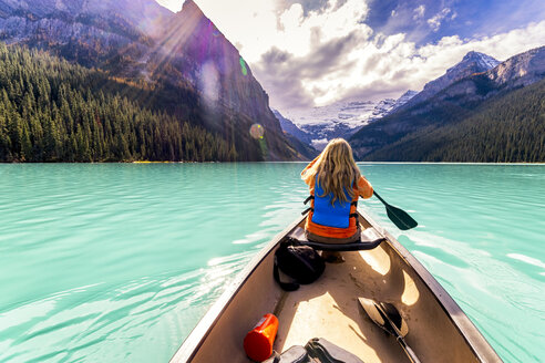 Kanada, Alberta, Banff-Nationalpark, Kanufahren auf dem Lake Louise - SMAF00913