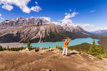 Kanada, Alberta, Banff National Park, Peyto Lake, Bow Summit, Wanderin genießt die Aussicht - SMAF00916