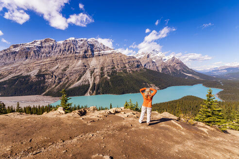 Canada, Alberta, Banff National Park, Peyto Lake, Bow Summit, female hiker enjoying view - SMAF00916