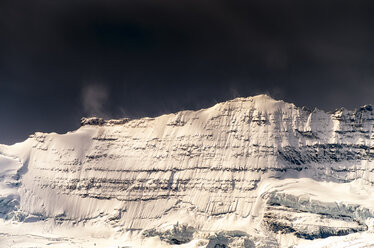 Kanada, Alberty, Banff-Nationalpark, schneebedeckter Bergkamm - SMAF00919