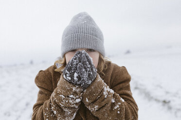 Junge im Schnee wärmt sich die Hände - KMKF00124