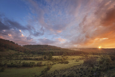 Spanien, La Rioja, Sonnenaufgang in einem Tal - DHCF00173