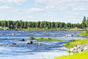 Finnland, Lappland, Fluss Torne, Grenzfluss, Blick von Finnland nach Schweden - CSTF01560